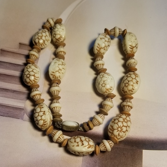 DECO MAX NEIGER Uranium Glass Necklace - Picture 2 of 6